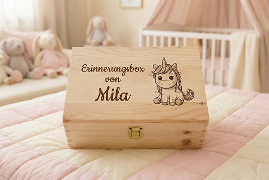 Erinnerungsbox aus Holz mit Gravur eines süßen Einhorns und dem Namen Mila, personalisierte Holzkiste für Mädchen zur Geburt oder Taufe.