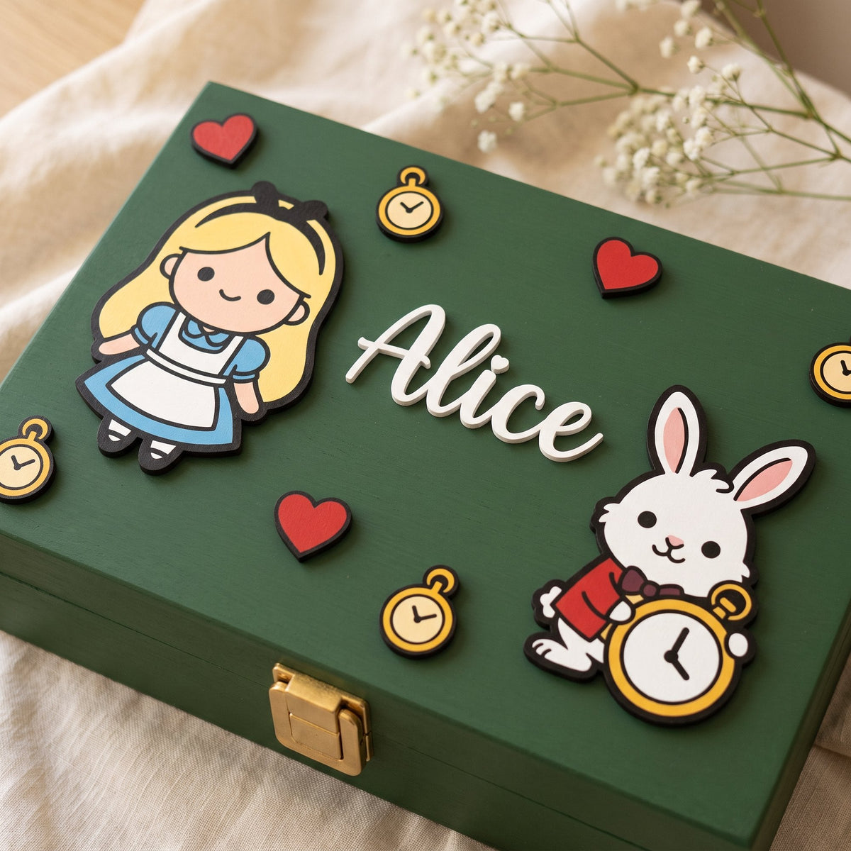 Gelbe Erinnerungsbox mit Märzhase sowie Diedeldum und Diedeldei, Schlüssel und Fläschchen, in hellem Kinderzimmer