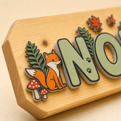 Detail des Waldtier-Motivs: oranger Fuchs, rote Pilze, Farn und die Holzstärke