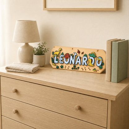 Schild auf einer Kommode aufgestellt, daneben eine Lampe und zwei Bücher