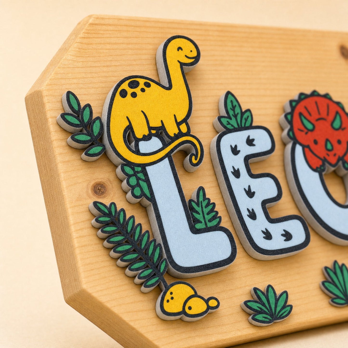 Detail des Buchstabens L mit Brontosaurus, Holzstärke und Maserung an der geschnittenen Ecke