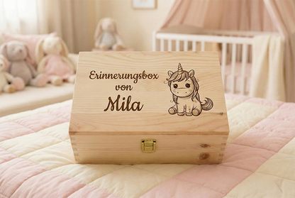 Erinnerungsbox aus Holz mit Gravur eines süßen Einhorns und dem Namen Mila, personalisierte Holzkiste für Mädchen zur Geburt oder Taufe.