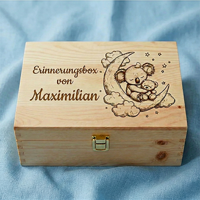 Personalisierte Erinnerungsbox aus Holz mit Koala-Motiv auf dem Mond und Sternen, Name Maximilian, hochwertige Lasergravur für Babyerinnerungen.