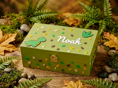 Personalisierte Erinnerungsbox aus Holz in Grün mit Dinosaurier-Motiv, Fußabdrücken und dem Namen Noah – Geschenk zur Geburt.