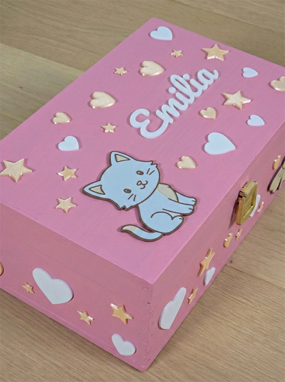 Rosa personalisierte Erinnerungsbox mit süßem Katzen-Motiv, goldenen Sternen, Herzen und dem Namen Emilia für Mädchen.