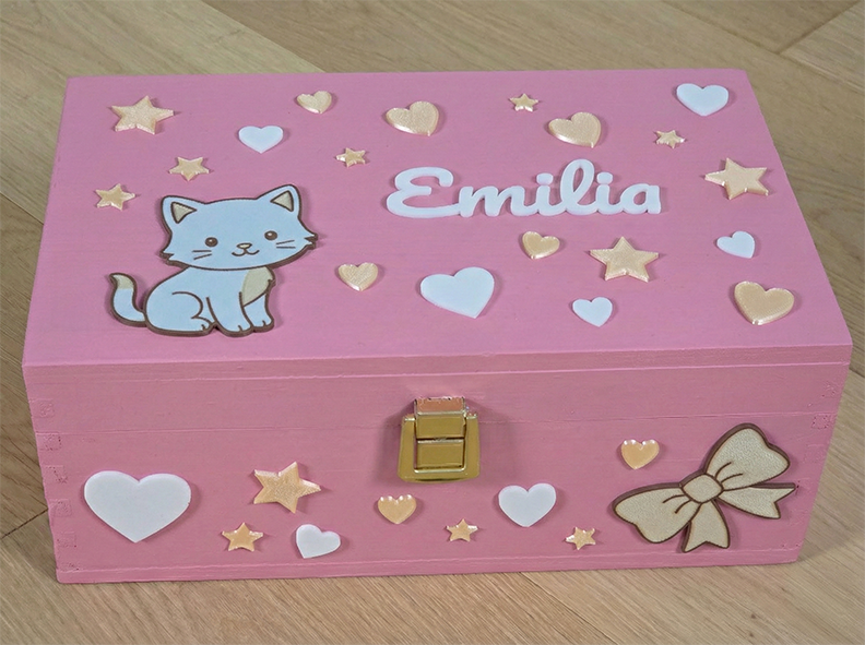Rosa personalisierte Erinnerungsbox mit süßem Katzen-Motiv, goldenen Sternen, Herzen und dem Namen Emilia für Mädchen.