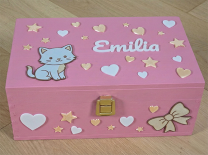 Rosa personalisierte Erinnerungsbox mit süßem Katzen-Motiv, goldenen Sternen, Herzen und dem Namen Emilia für Mädchen.