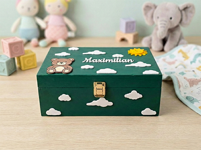 Dunkelgrüne Erinnerungsbox aus Holz mit Teddybär, Wolken, lachender Sonne und dem Namen Maximilian – Aufbewahrung für Baby-Andenken.
