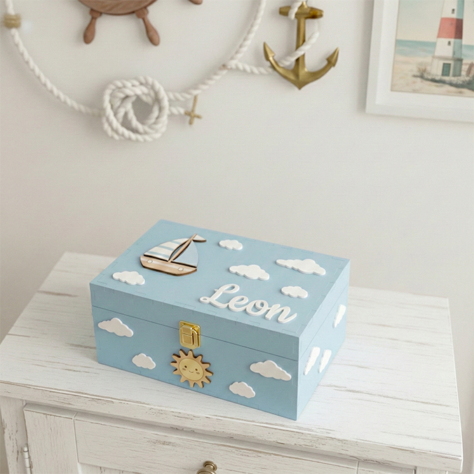 Personalisierte hellblaue Holzbox mit Segelboot-Motiv, maritimen Details und dem Namen Leon – schönes Geschenk für Neugeborene.