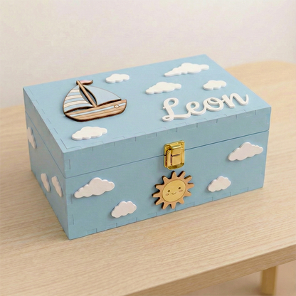 Personalisierte hellblaue Holzbox mit Segelboot-Motiv, maritimen Details und dem Namen Leon – schönes Geschenk für Neugeborene.