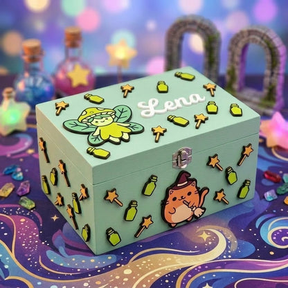 Personalisierte mintgruene Holzbox mit dem Namen Lena in Relief. Schmuckkastchen zum Magie-Fantasy-Thema mit kawaii 3D-Dekorationen: Pilzfee, Hexenkatze mit Besen, gruene Traenke und Zauberstabe.
