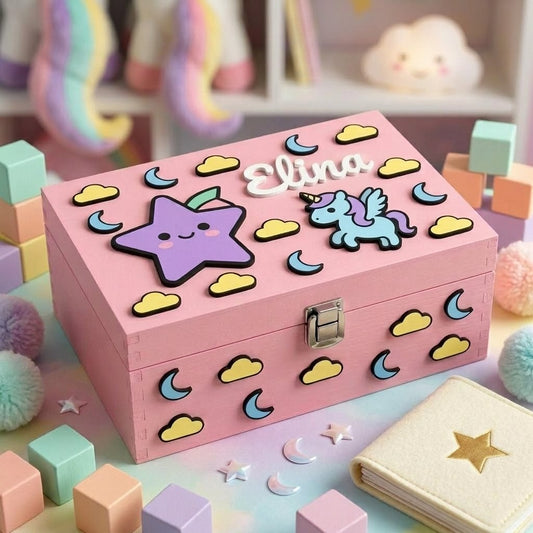 Personalisierte rosa Holzbox für Mädchen mit dem Namen Elina als weißes Relief, dekoriert mit 3D-Applikationen im magischen Stil: hellblaues Einhorn, lila lächelnder Stern, blaue Monde und gelbe Wolken.