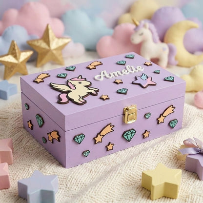 Erinnerungsbox aus fliederfarbenem Holz, personalisiert mit dem Namen Amelie als Relief, dekoriert mit geflügeltem Einhorn, Sternen, Diamanten und Sternschnuppen, in einer magischen Atmosphäre mit Pastellfarben.