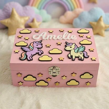 Erinnerungsbox aus rosa Holz, personalisiert mit dem Namen Amelie in 3D, dekoriert mit Einhörnern, goldenen Sternen und Wolken.