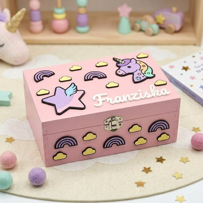 Erinnerungsbox aus rosa Holz für Mädchen, personalisiert mit dem Namen 'Franziska' in 3D. Dekoriert mit Reliefdetails im Einhorn-Stil, geflügeltem Stern, Regenbogen und Wölkchen. Ideal als Schmuckkästchen, Zimmerdekoration oder Geburtsgeschenk.