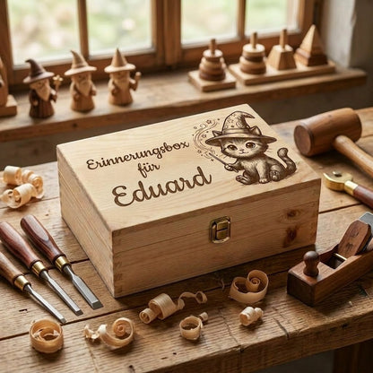 Erinnerungsbox aus Holz mit Lasergravur Thema Zauberer personalisiert für Eduard, Gravur Zauberkätzchen mit Sternenhut, Geschenk zur Geburt Junge
