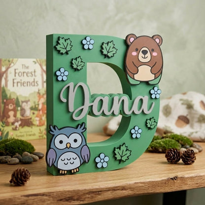 Buchstabe D personalisiert mit dem Namen Dana in 3D, grüne Dekoration für das Kinderzimmer mit Waldthema, Bär, Eule, Blättern und Blumen.