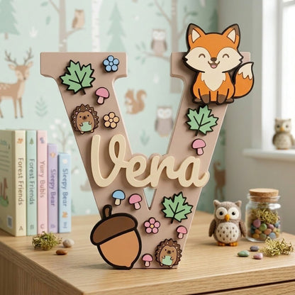 Holzbuchstabe V personalisiert mit dem Namen Vera, Kinderzimmerdekoration mit Waldtier-Motiv mit Fuchs, Igeln, Eichel, Pilzen und Blättern.
