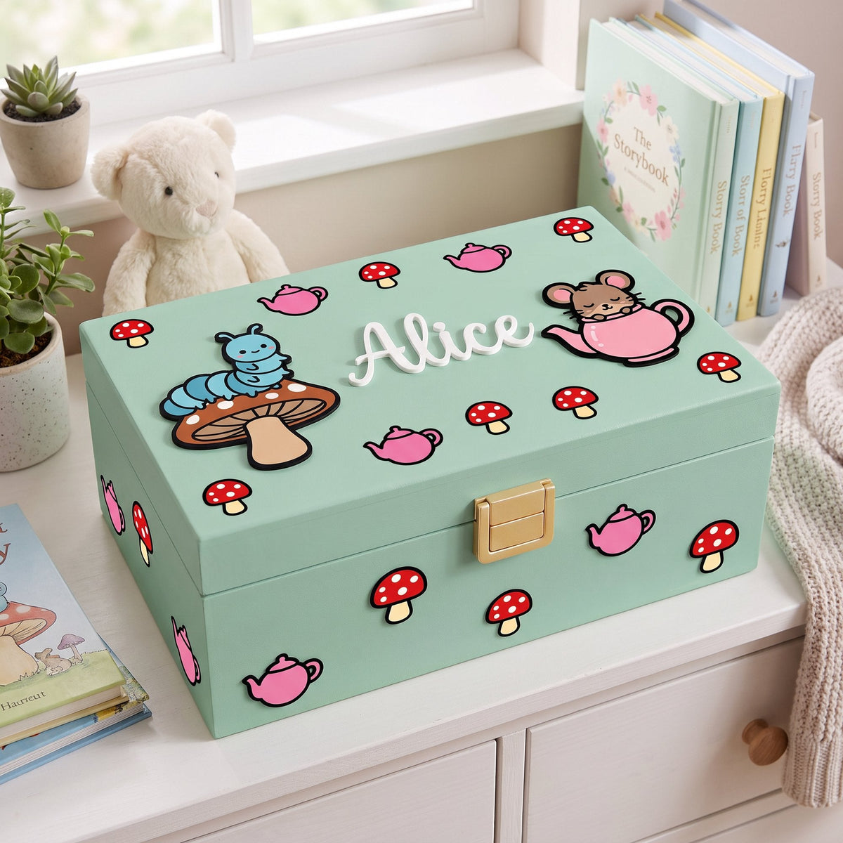 Rosa Erinnerungsbox mit Herzkönigin und Spielkarten-Soldat, Rosen und Pik-Symbole, vor einem Rosengarten