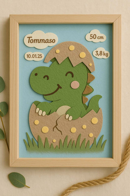 Geburtsbild Dinosaurier aus Filz, Name Tommaso auf hellblauem Grund, 50 cm und 3,8 kg, Rahmen aus hellem Holz