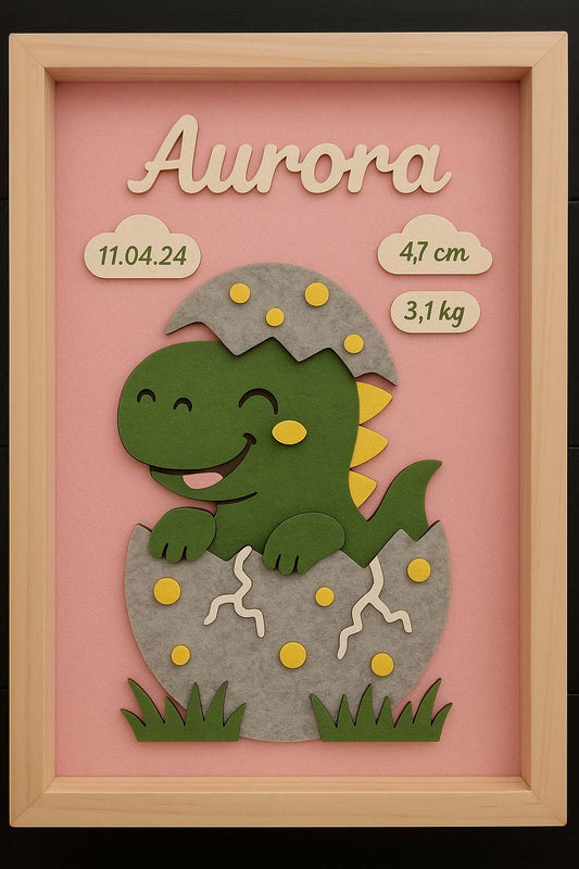 Geburtsbild mit grünem Dinosaurier aus Filz, der aus dem Ei schlüpft, Name Aurora auf rosa Grund, Holzrahmen