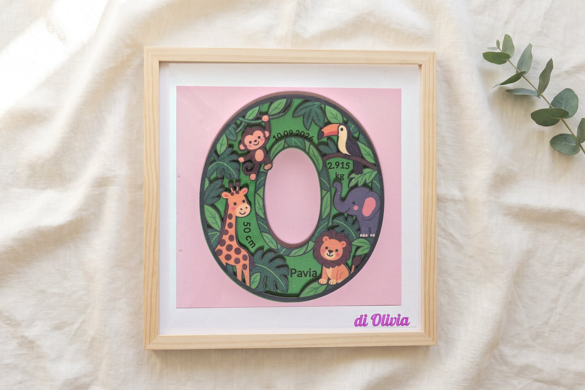 Buchstabe O im Dschungel-Design mit Geburtsdatum, Gewicht, Größe und Geburtsort, gerahmt mit „di Olivia“