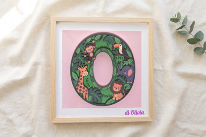 Buchstabe O im Dschungel-Design mit Geburtsdatum, Gewicht, Größe und Geburtsort, gerahmt mit „di Olivia“