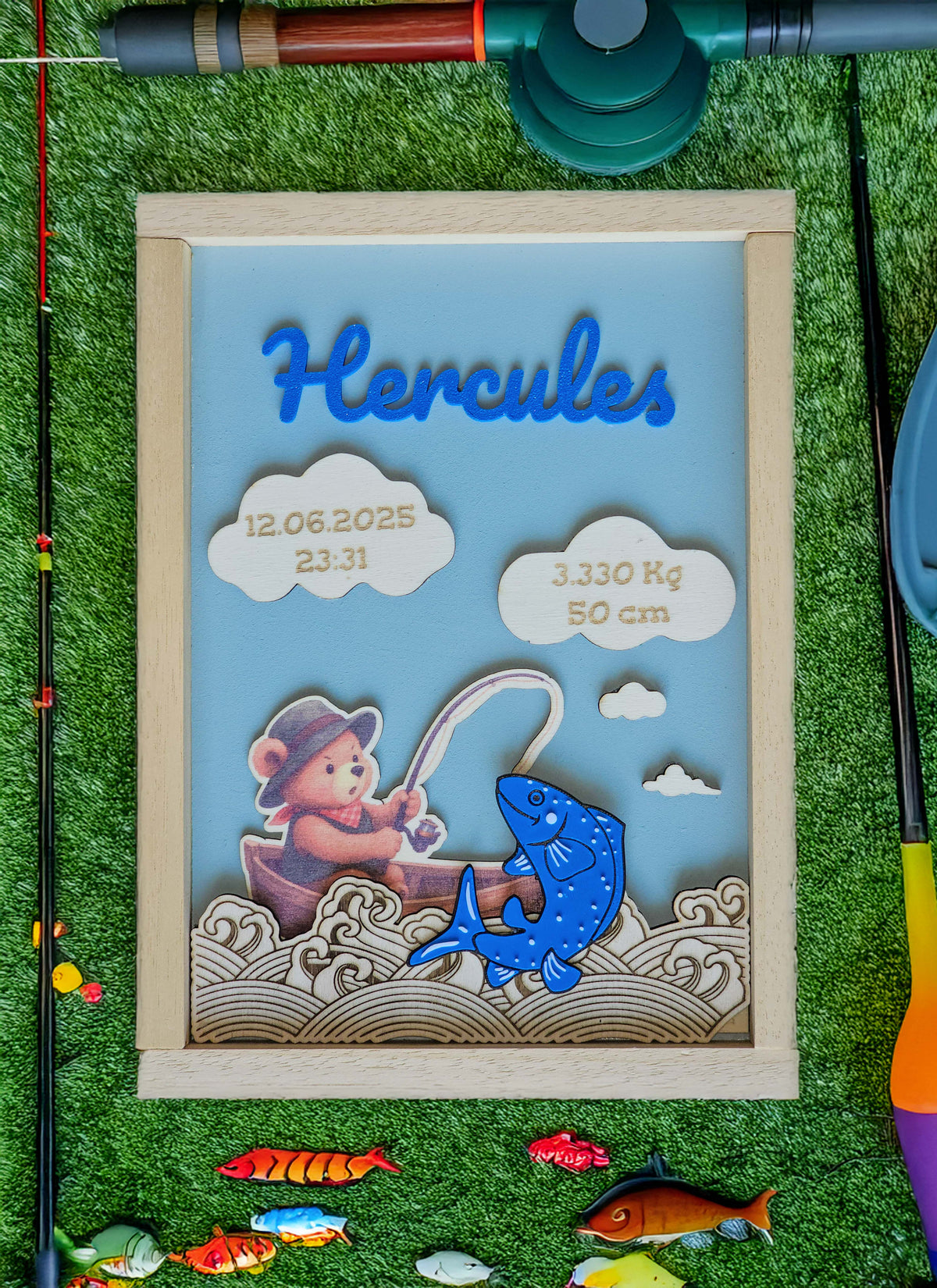 Geburtsbild Angler: Name Hercules in Blau, Teddybär im Boot mit Angelrute, die Geburtsdaten in den Wolken