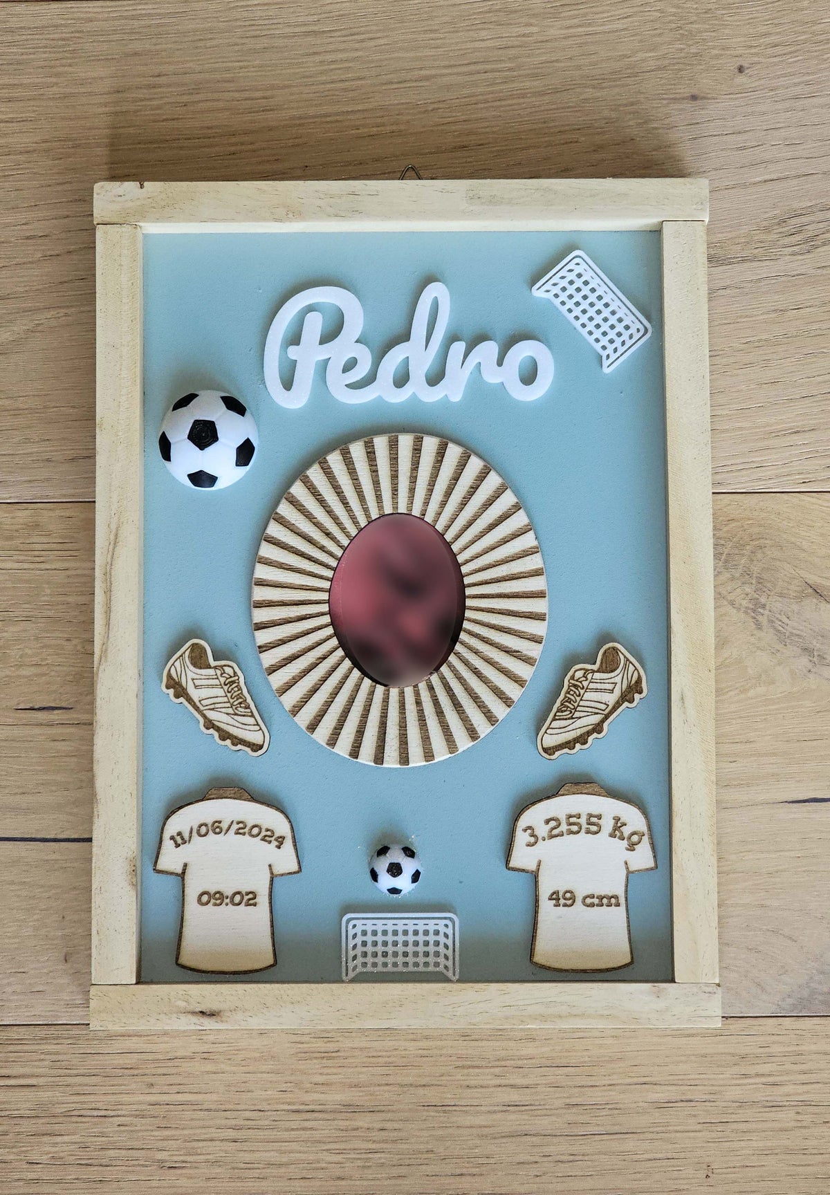 Geburtsbild Fußballer: Name Pedro, Bälle, Schuhe und Tore, die Geburtsdaten auf zwei kleinen Trikots, hellblauer Grund