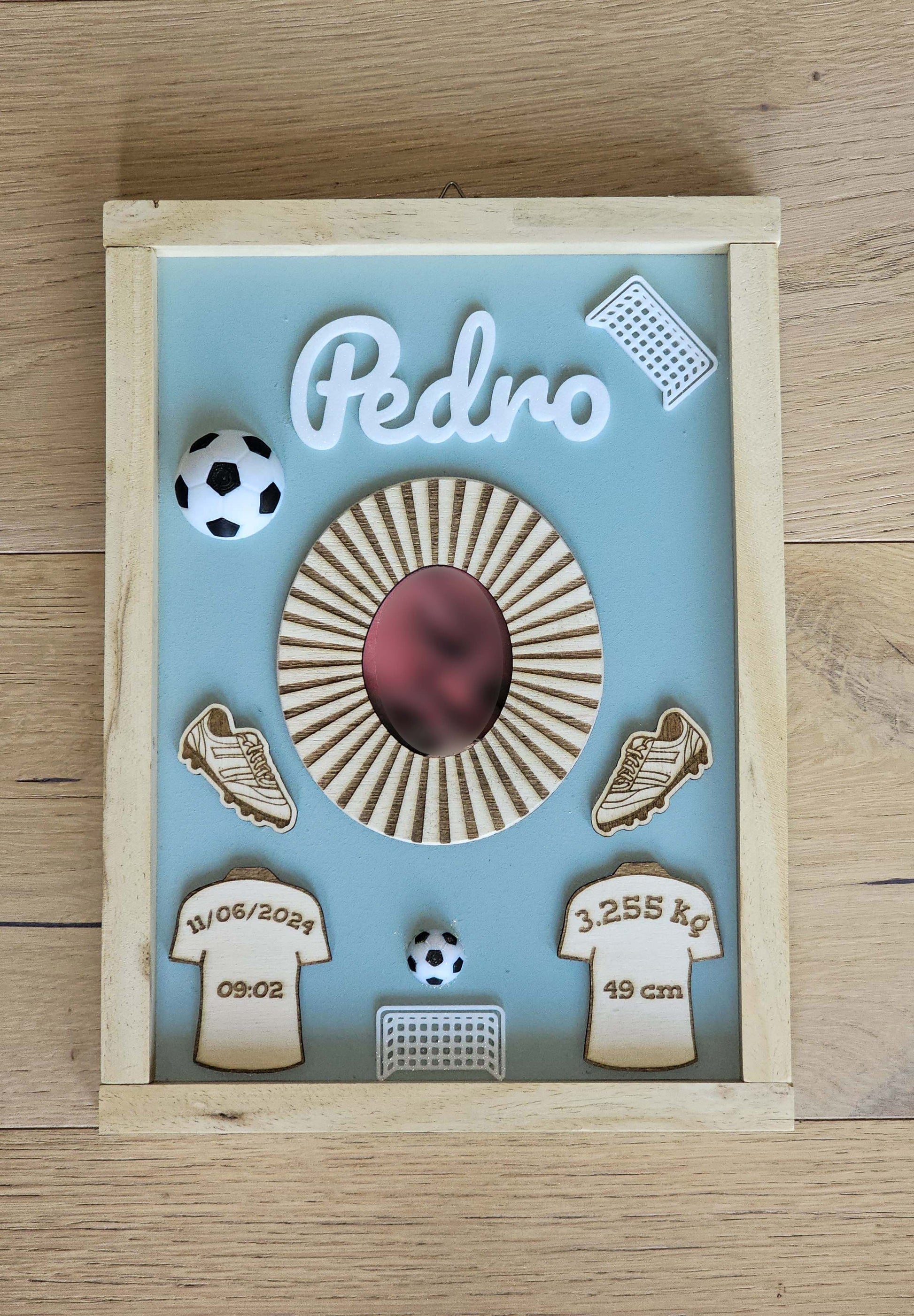 Geburtsbild Fußballer: Name Pedro, Bälle, Schuhe und Tore, die Geburtsdaten auf zwei kleinen Trikots, hellblauer Grund