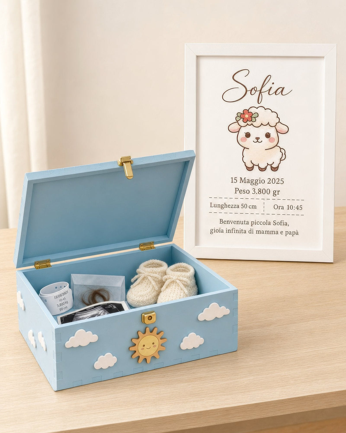 Geöffnete Erinnerungsbox, innen auch hellblau, mit Armband, Ultraschallbild, Haarlocke, Schühchen und Geburtsbild Sofia