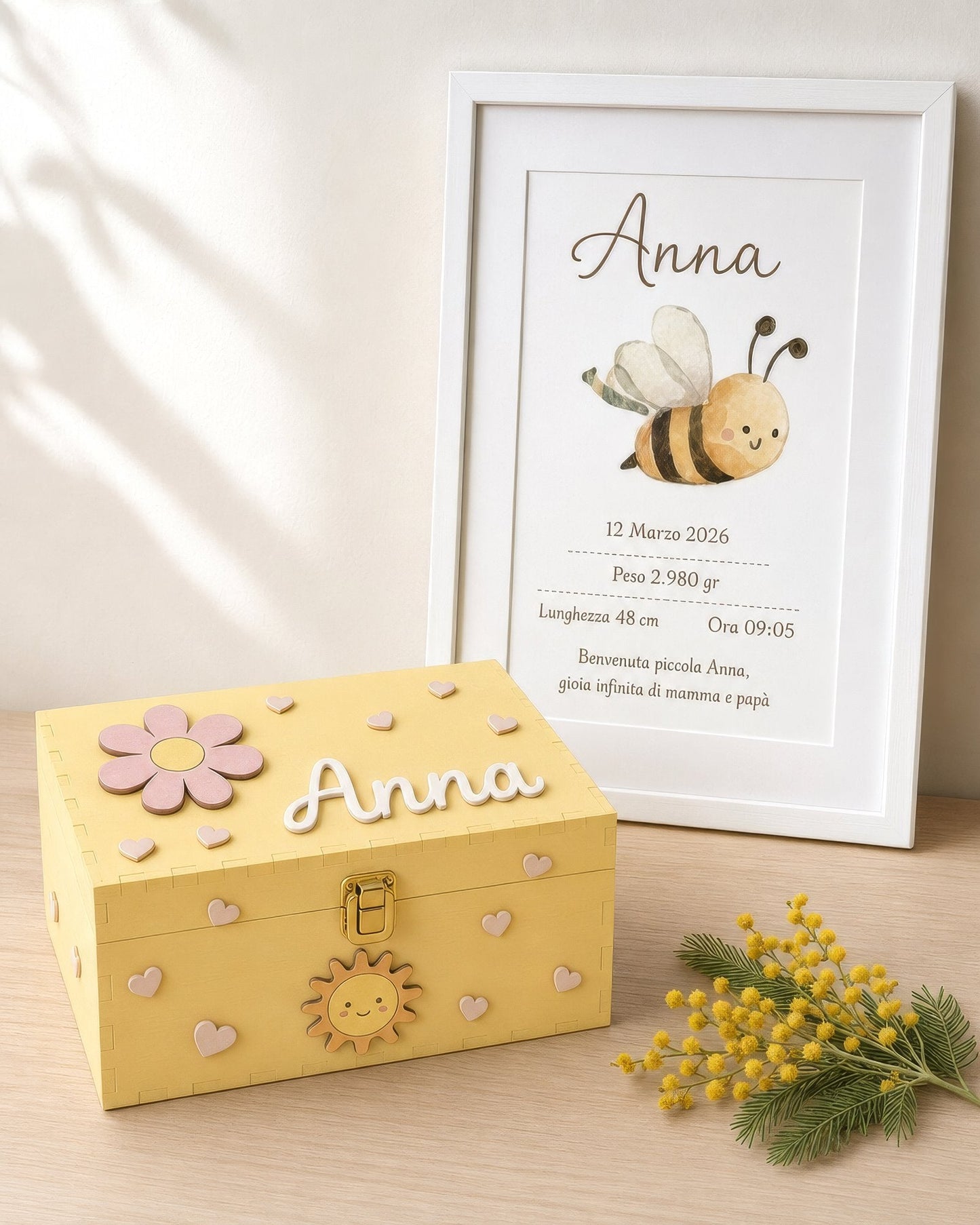 Set-Motiv Blume: gelbe Box mit Blume, Sonne und Herzen, Geburtsbild mit kleiner Biene, Name Anna