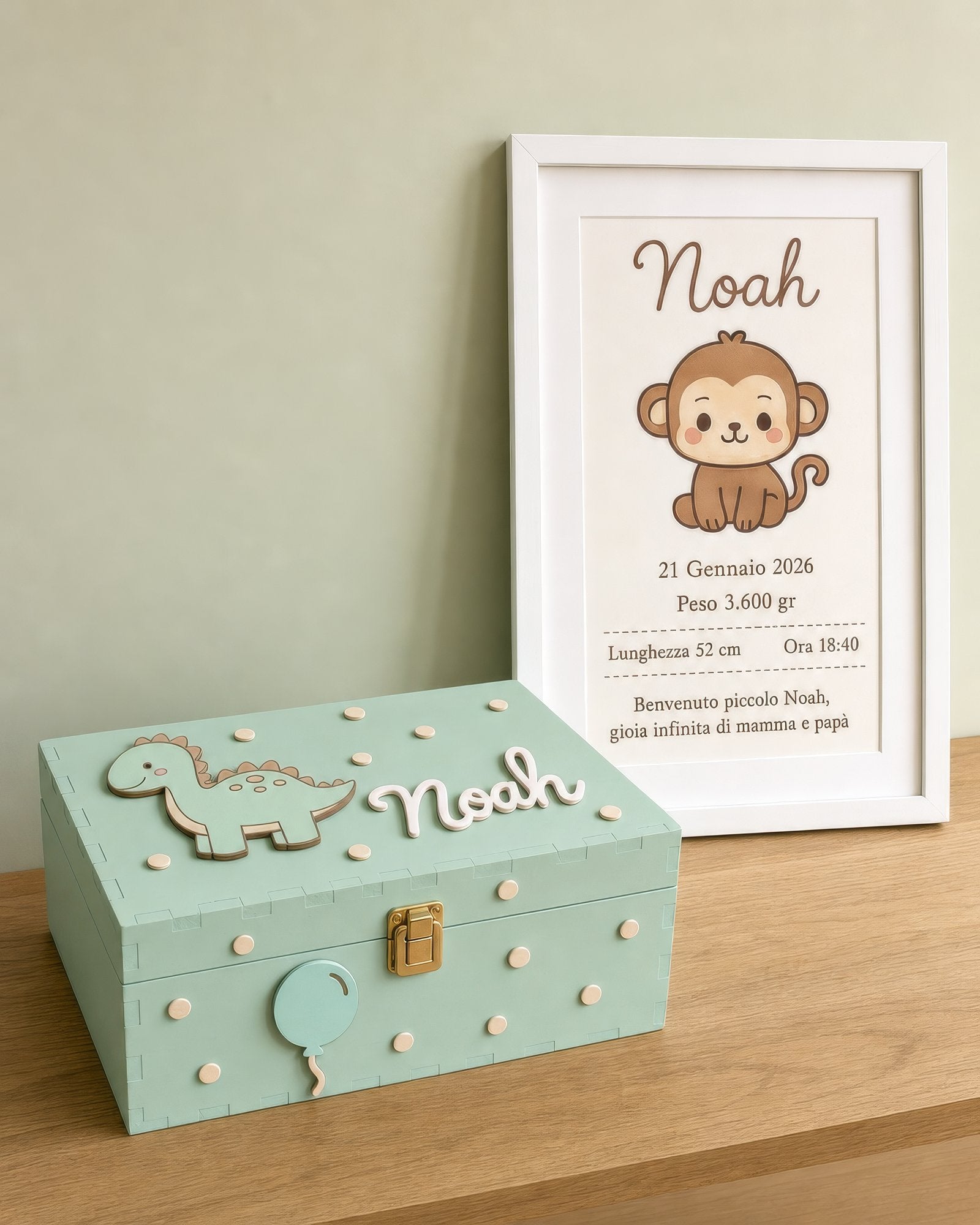 Set-Motiv Dinosaurier: türkisfarbene Box mit Dino und Luftballon, Geburtsbild mit Äffchen, Name Noah