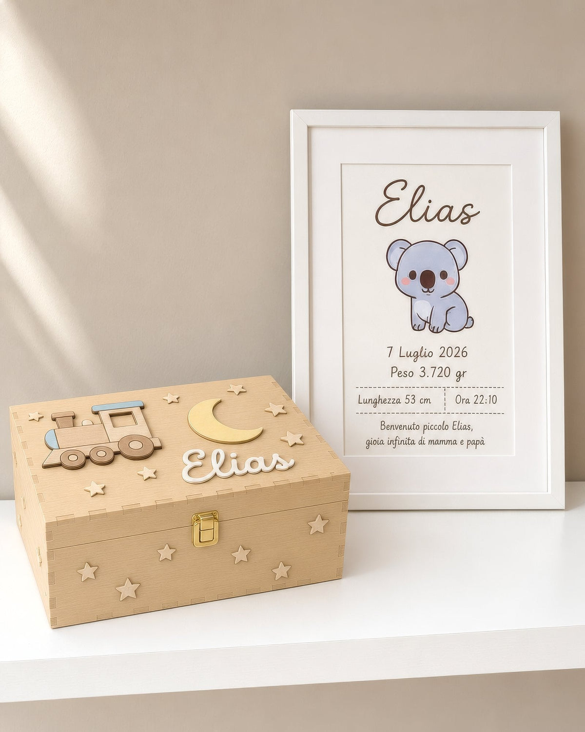 Set-Motiv Lokomotive: bambusfarbene Box mit Zug, Mond und Sternen, Geburtsbild mit Koala, Name Elias