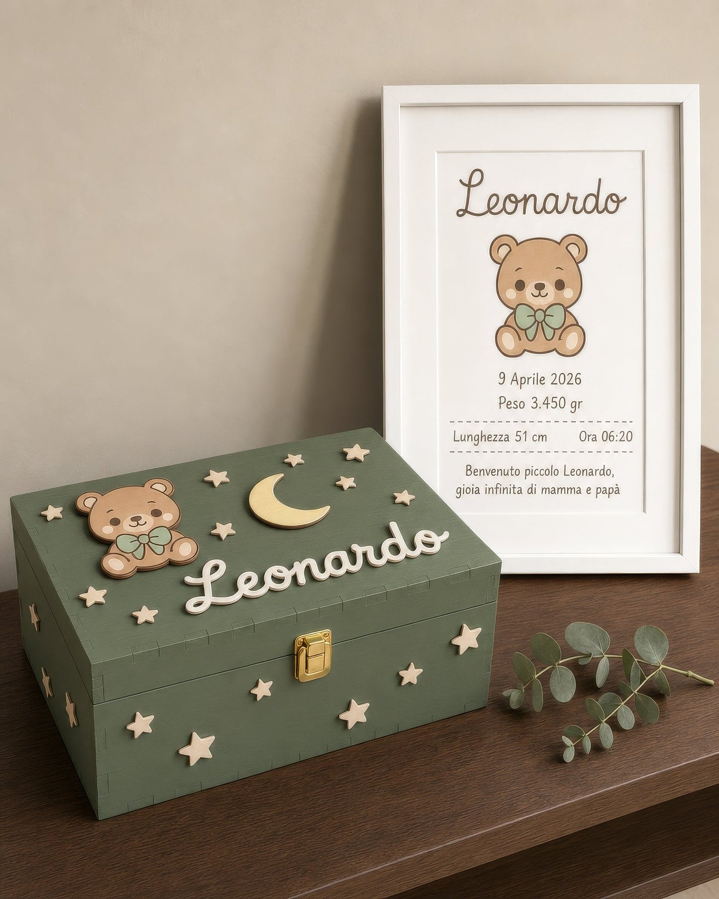 Set-Motiv Wald: salbeigrüne Box mit Bär, Mond und Sternen, Geburtsbild mit Bärchen, Name Leonardo
