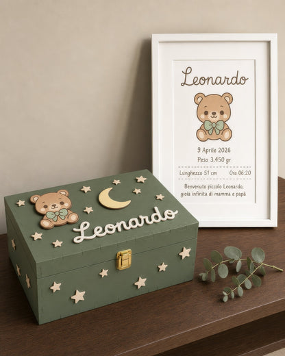 Set-Motiv Wald: salbeigrüne Box mit Bär, Mond und Sternen, Geburtsbild mit Bärchen, Name Leonardo