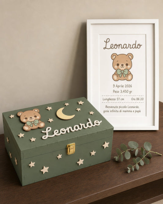 Set-Motiv Wald: salbeigrüne Box mit Bär, Mond und Sternen, Geburtsbild mit Bärchen, Name Leonardo