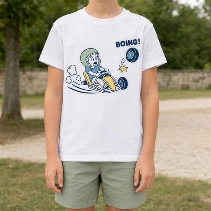 Junge im weißen T-Shirt mit dem Motiv «Boing!»: ein Go-Kart in der Drift, dem ein Rad davonrollt, Bild ab dem Kinn