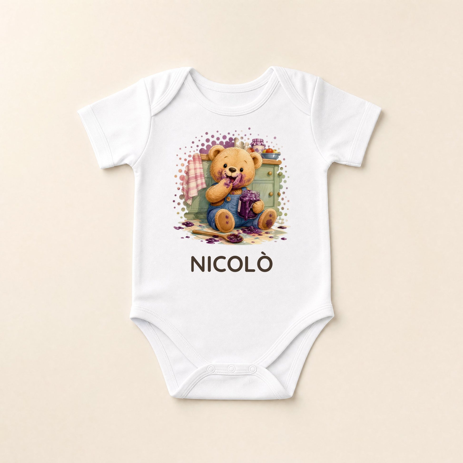 Weißer Baby-Body flach liegend mit Bärchen und Marmelade und dem Namen Nicolò