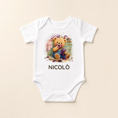 Weißer Baby-Body flach liegend mit Bärchen und Marmelade und dem Namen Nicolò