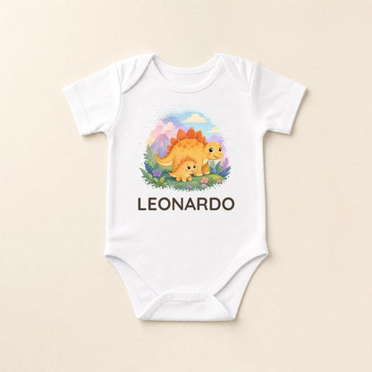 Weißer Baby-Body flach liegend mit Dinosaurier-Motiv und dem Namen Leonardo