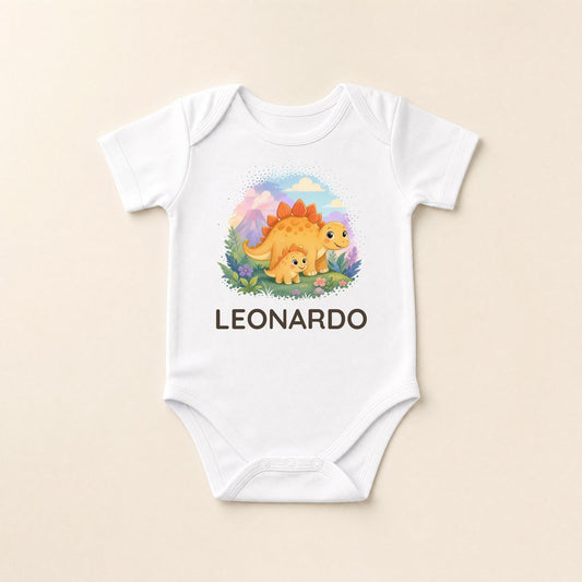 Weißer Baby-Body flach liegend mit Dinosaurier-Motiv und dem Namen Leonardo