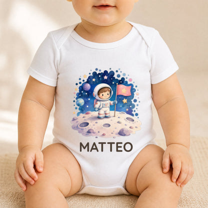 Baby trägt den Body mit Astronaut auf dem Mond und dem Namen Giulia