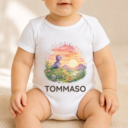 Baby trägt den Body mit Dinosaurier im Sonnenuntergang und dem Namen Marco