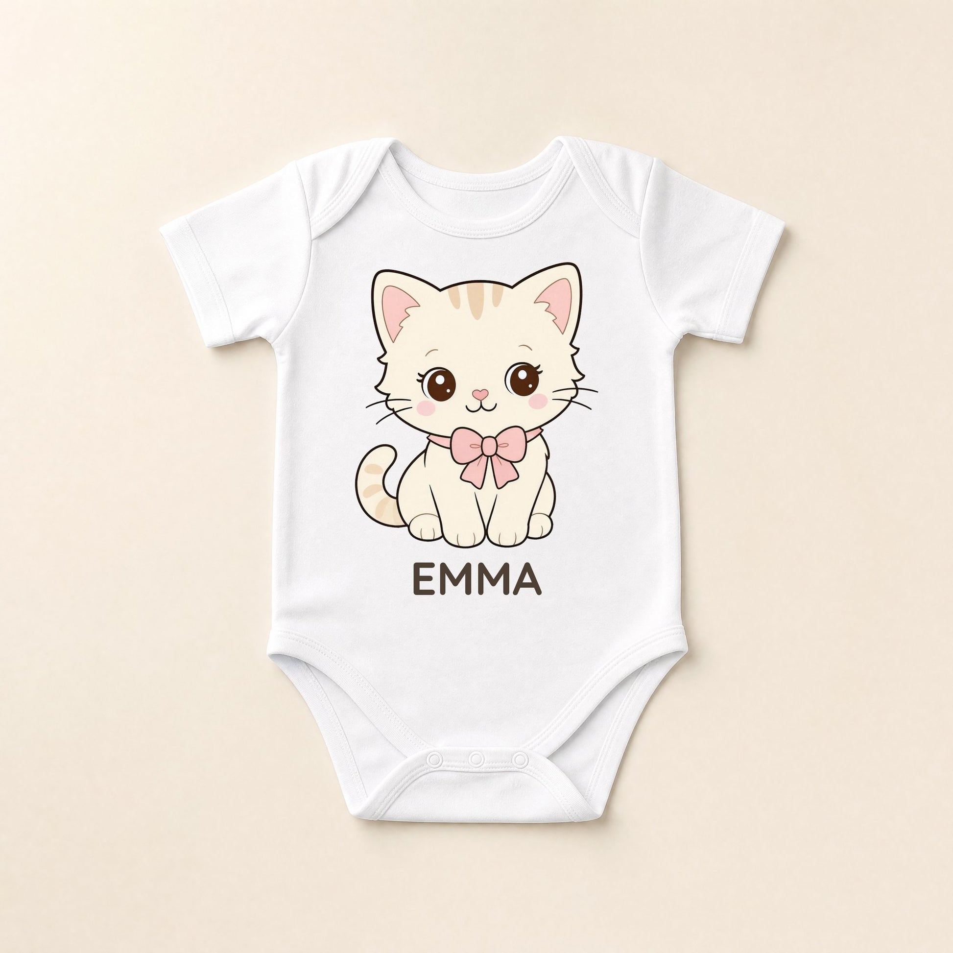 Weißer Baby-Body mit Kawaii-Kätzchen und dem Namen Emma auf der Brust
