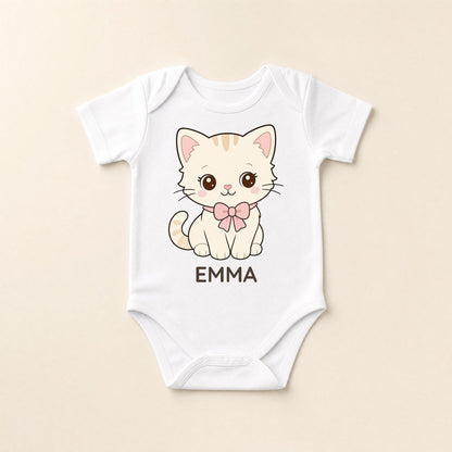 Weißer Baby-Body mit Kawaii-Kätzchen und dem Namen Emma auf der Brust