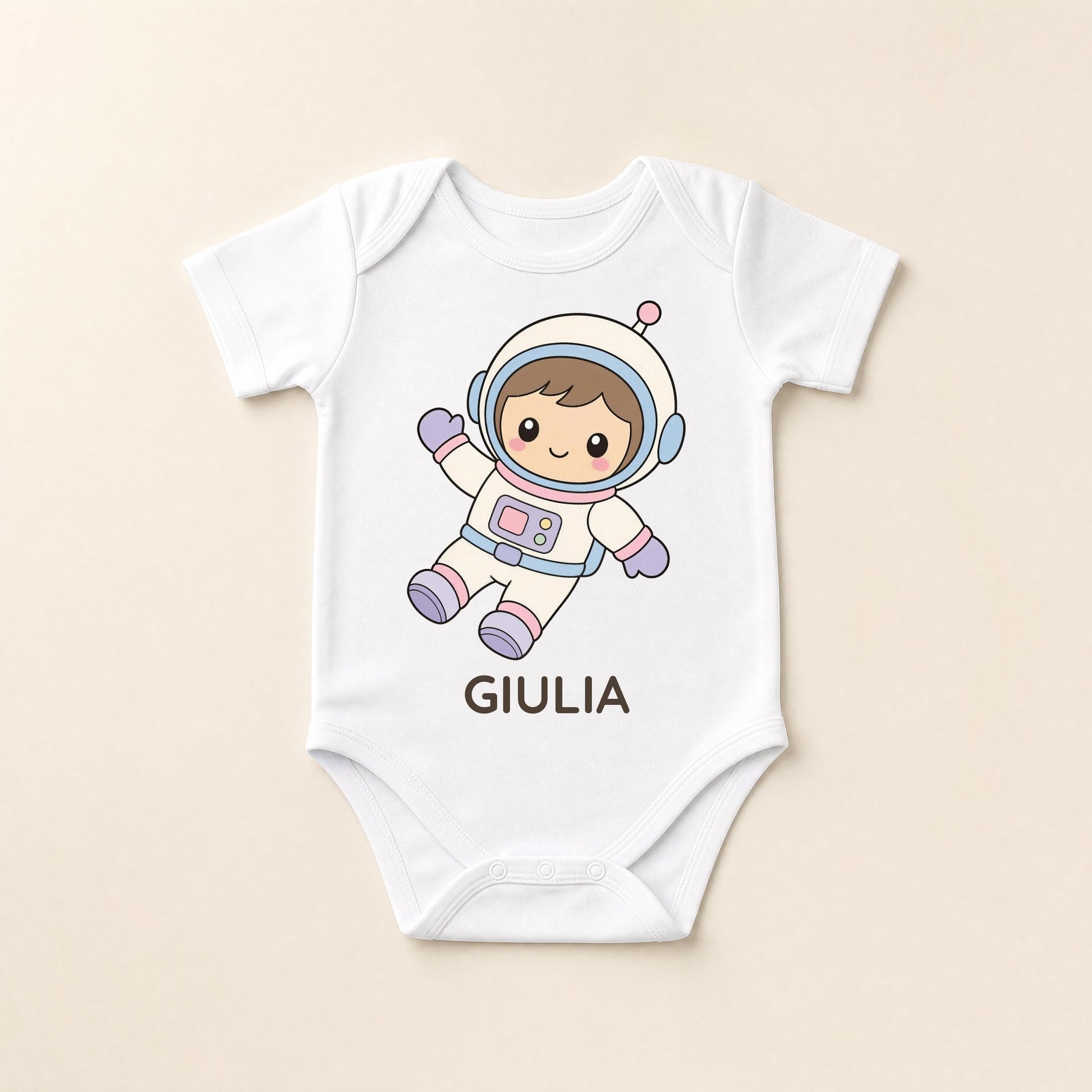Weißer Body flach liegend mit Kawaii-Astronaut und dem Namen Leonardo