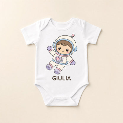 Weißer Body flach liegend mit Kawaii-Astronaut und dem Namen Leonardo
