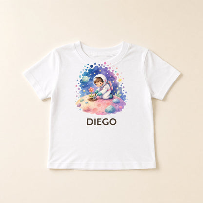 Weißes T-Shirt flach liegend mit Astronaut und Blume und dem Namen Marco