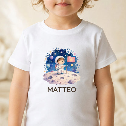 Kind trägt das T-Shirt mit Astronaut auf dem Mond und dem Namen Giulia